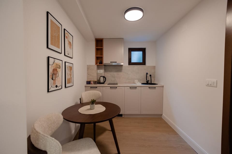 Kitchen or kitchenette, Dining area, kitchen
