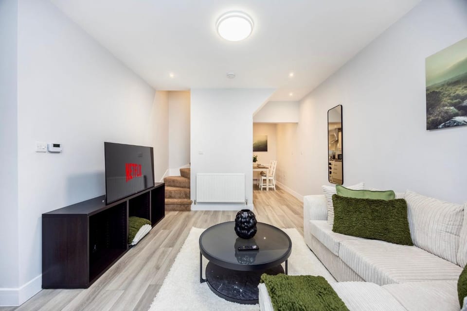 Ai Stays Henchman Suites Apartment in London Borough of Ealing