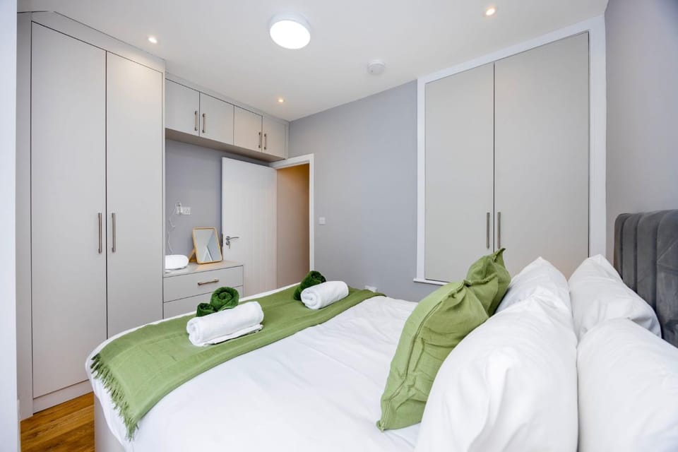 Ai Stays Henchman Suites Apartment in London Borough of Ealing