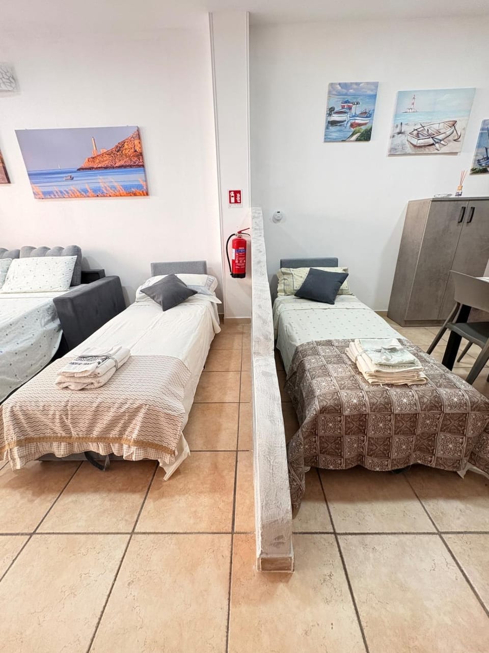 Bed, Photo of the whole room, towels