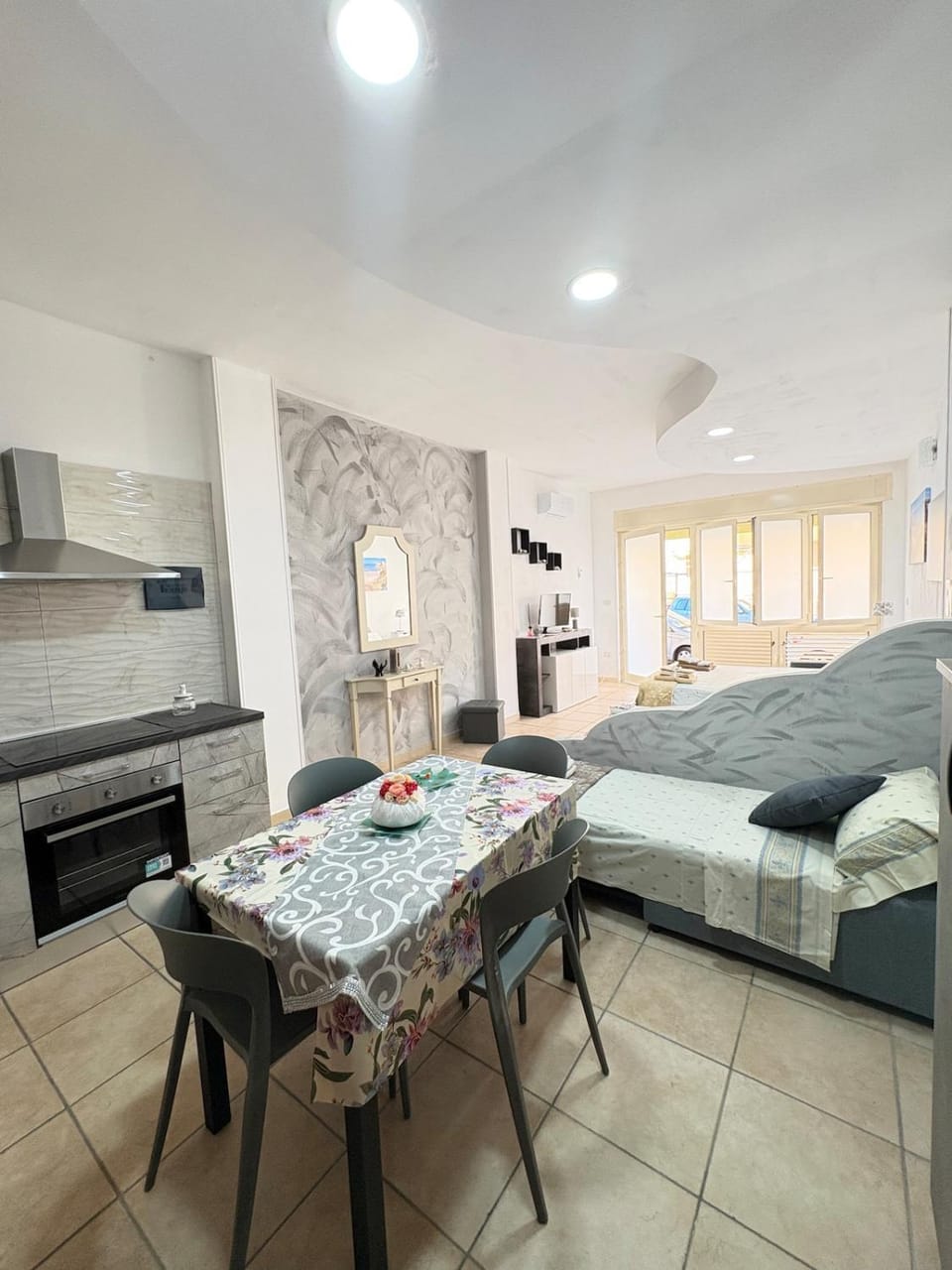 Bed, Kitchen or kitchenette, Photo of the whole room, stove