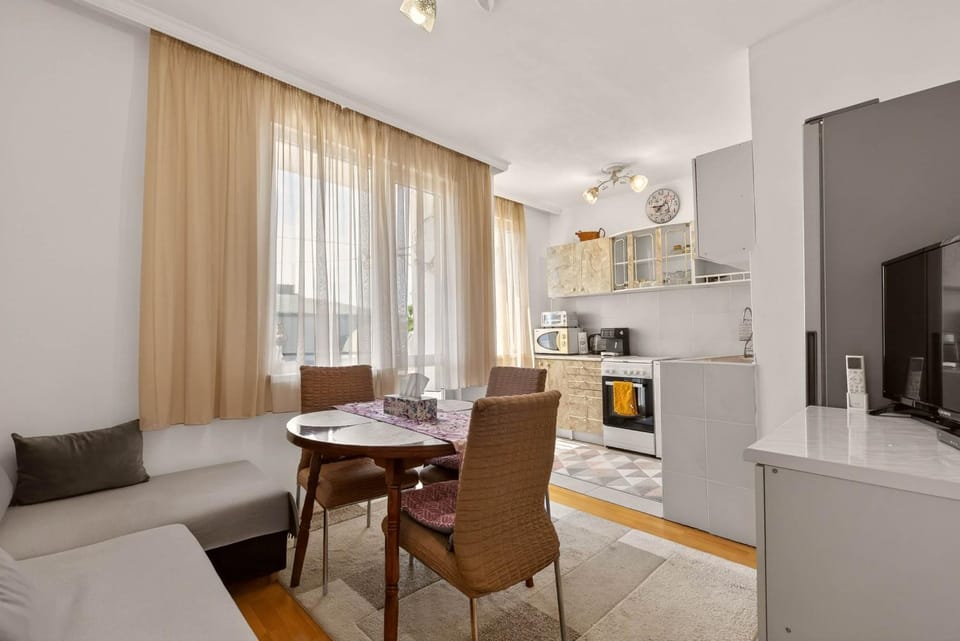 Seating area, Dining area, kitchen, air conditioner