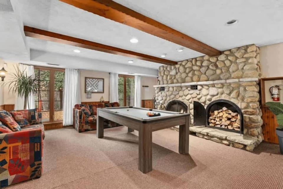 Genteman Manor Private Indoor Pool Sauna & Lake House in Val-David