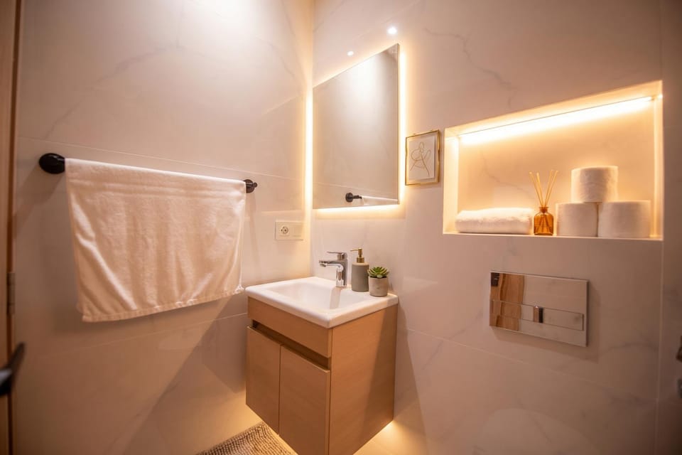 Shower, Toilet, towels