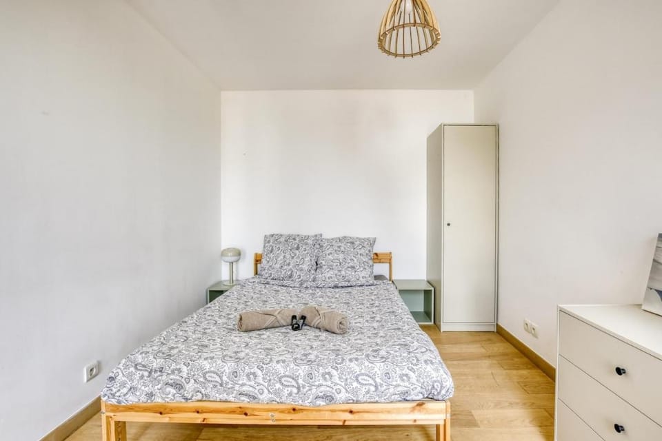 Bed, Photo of the whole room, Bedroom, towels