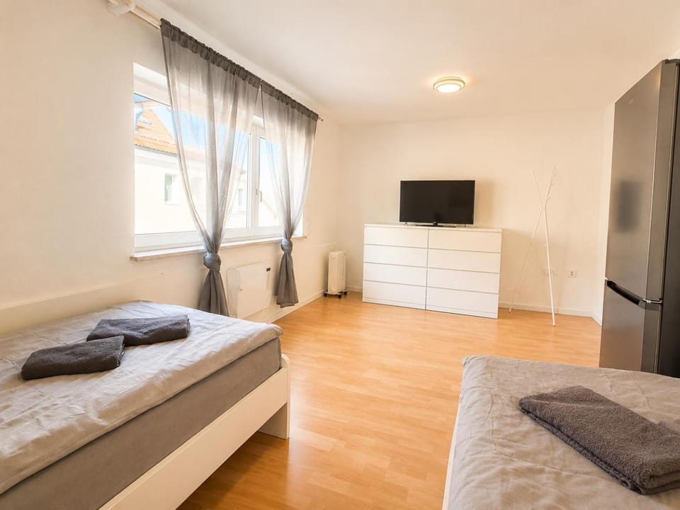 Bed, TV and multimedia, Bedroom