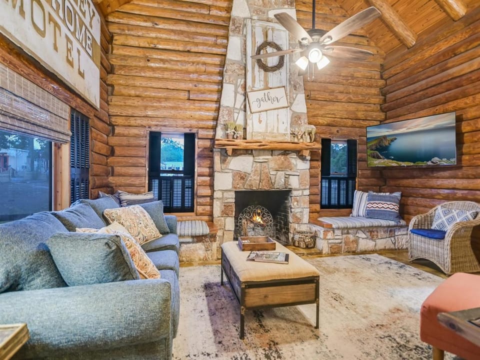 Communal lounge/ TV room, TV and multimedia, Living room, Seating area, Evening entertainment