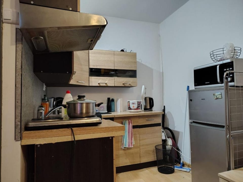 Coffee/tea facilities, Kitchen or kitchenette, oven, stove