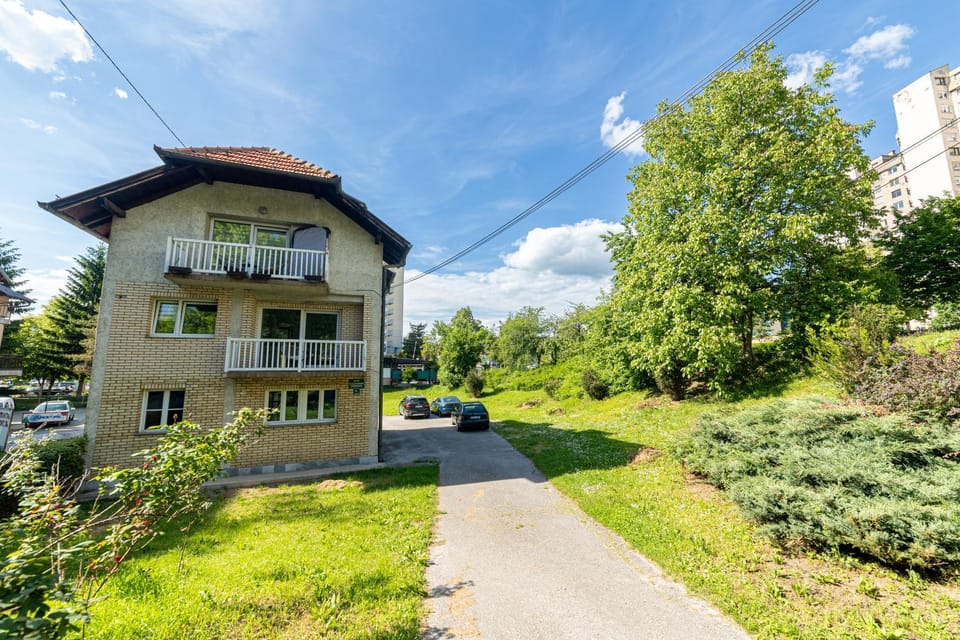 Property building, Spring, Day, Neighbourhood, Natural landscape, Garden, Garden view, Street view, Parking