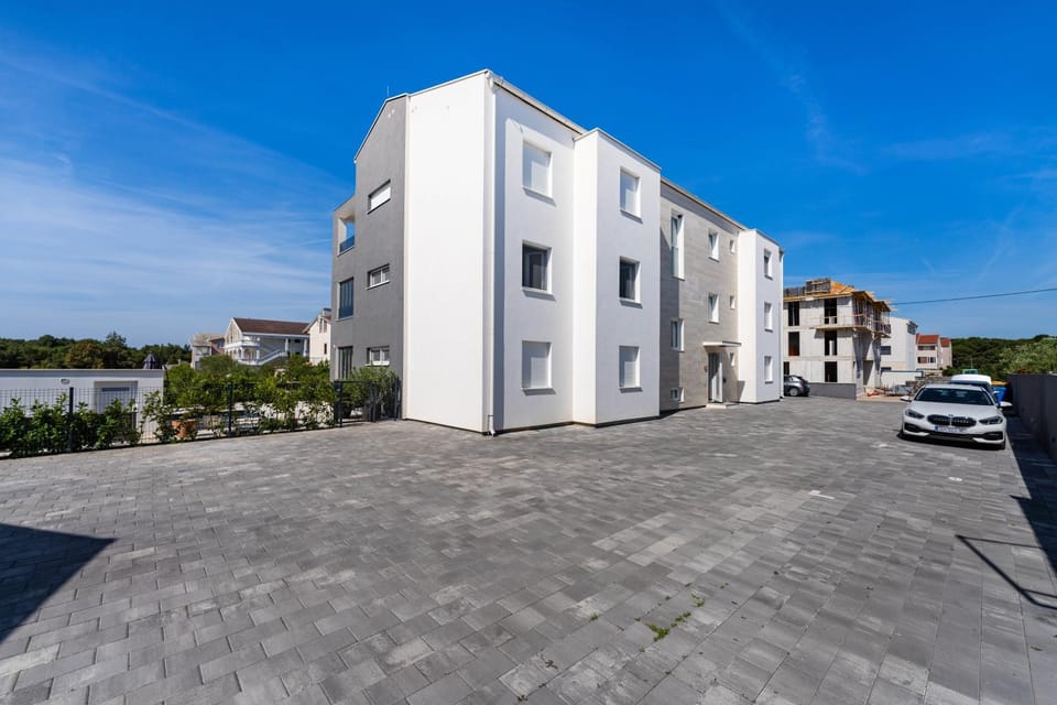 Property building, Day, Neighbourhood, Street view, Location, Parking
