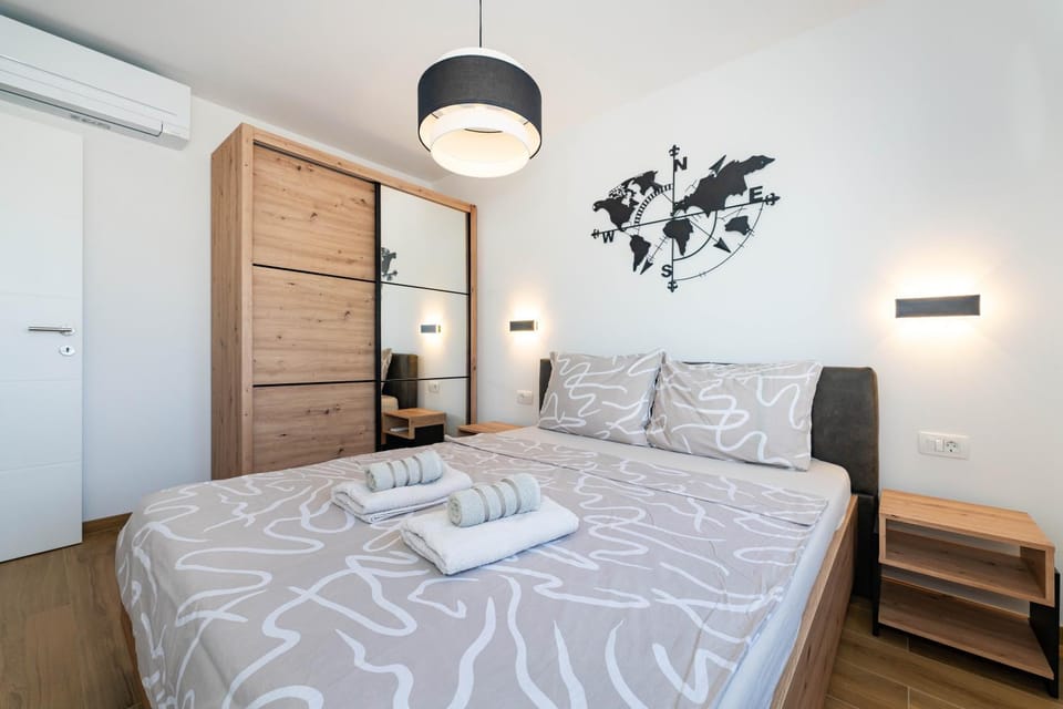 Photo of the whole room, Bedroom, towels, wardrobe