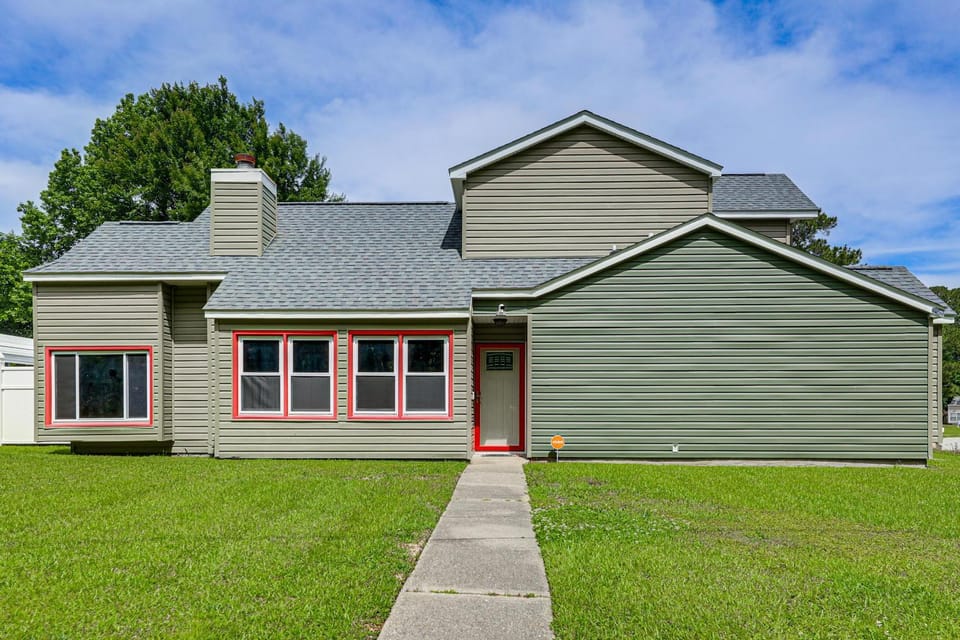 7 Mi to Camp Lejeune! Family Gem Near Golf & Shops House in Jacksonville