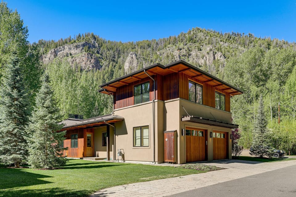Walk to Town & Trails! Luxe Mtn Retreat w/ Hot Tub House in Ketchum