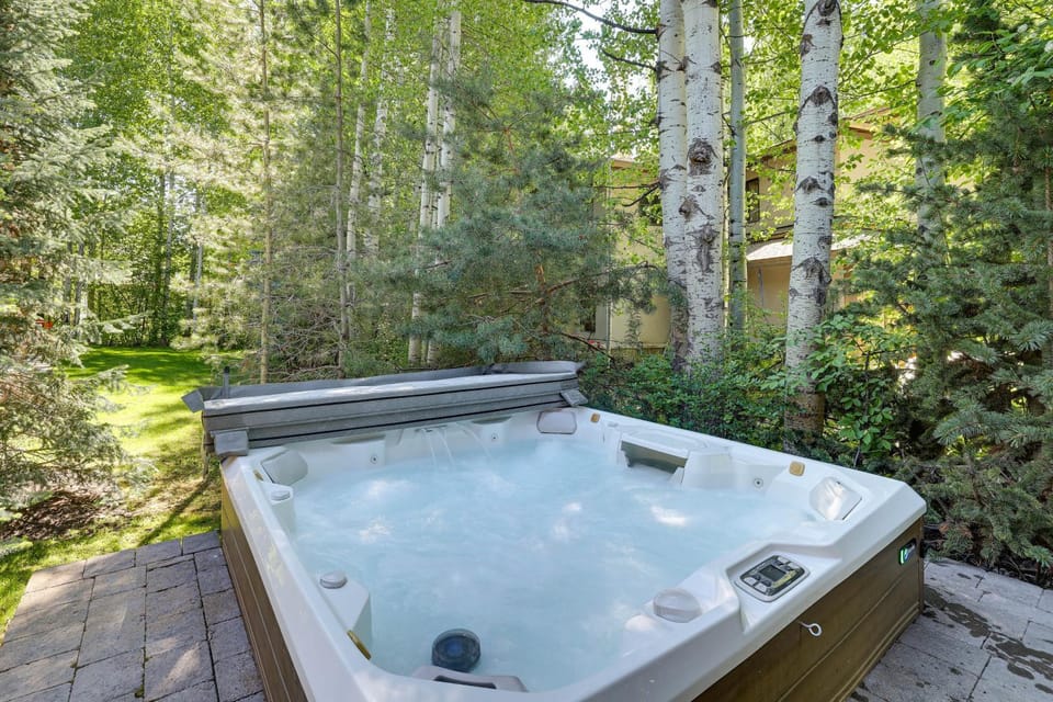 Walk to Town & Trails! Luxe Mtn Retreat w/ Hot Tub House in Ketchum