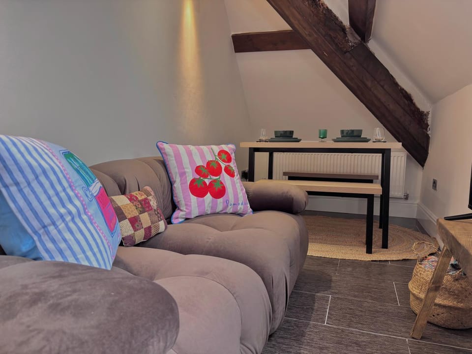 The Eaves - Pen Y Fan Views Apartment in Brecon