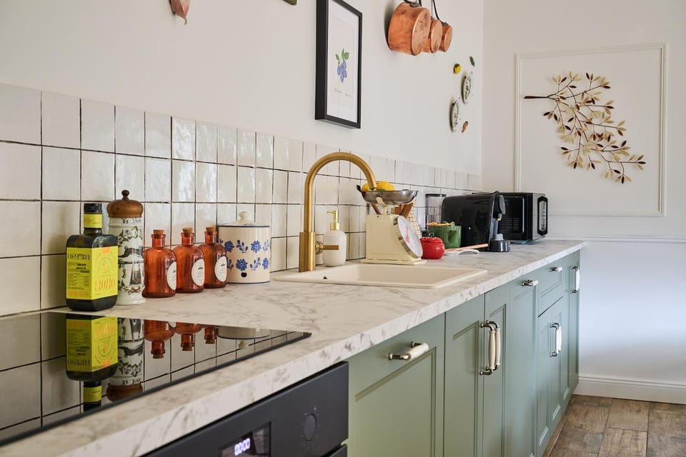 Coffee/tea facilities, Kitchen or kitchenette, stove