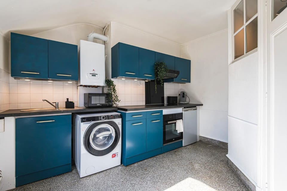 Coffee/tea facilities, microwave, oven, stove, washing machine, kitchen