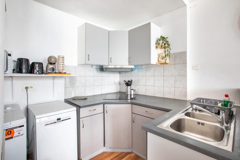 Kitchen or kitchenette, dishwasher, stove