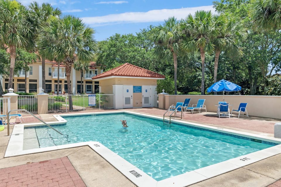 4BR oasis bikes pool 5 min to beach House in Miramar Beach
