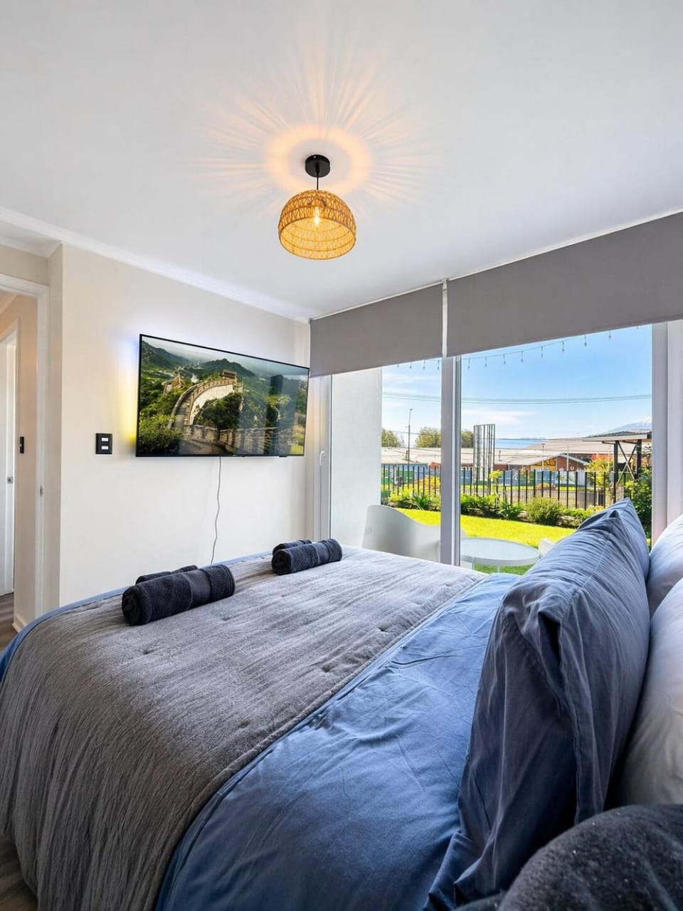 Bed, TV and multimedia, Photo of the whole room, Bedroom