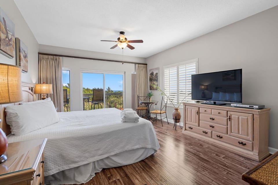 3BR condo w beach access & resort perks Apartment in Miramar Beach