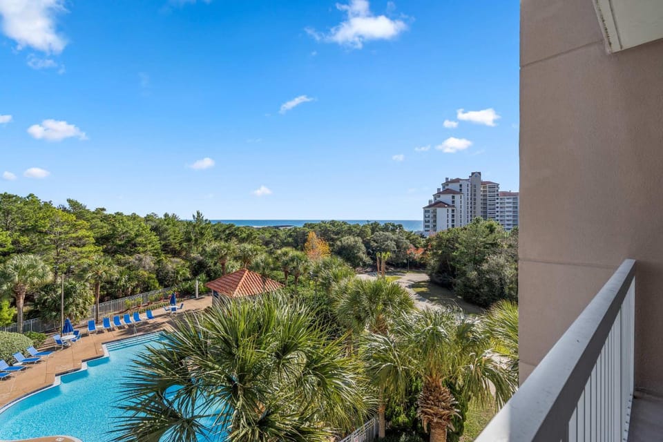 3BR condo w beach access & resort perks Apartment in Miramar Beach