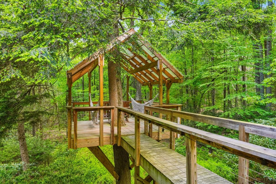 Creekside Chalet with Hot Tub Tree House & Woods Chalet in Mount Pocono