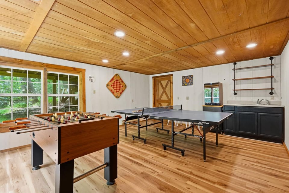 Creekside Chalet with Hot Tub Tree House & Woods Chalet in Mount Pocono