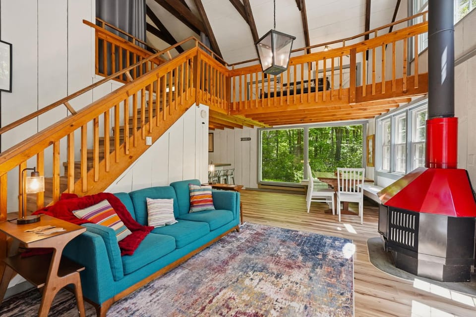 Creekside Chalet with Hot Tub Tree House & Woods Chalet in Mount Pocono