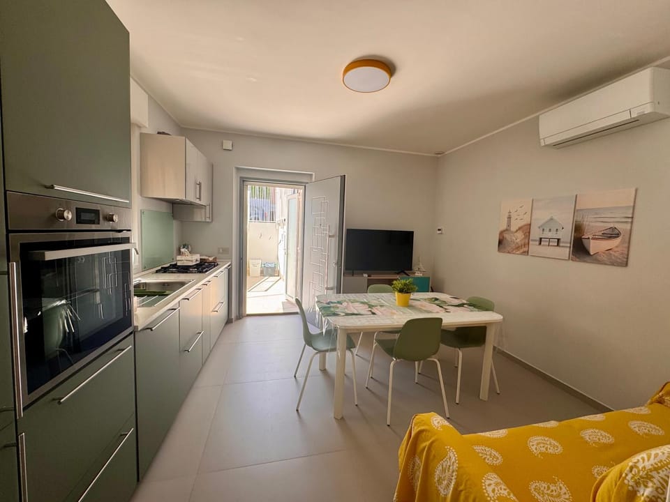 TV and multimedia, Kitchen or kitchenette, Living room, Seating area, Dining area, oven, stove, air conditioner