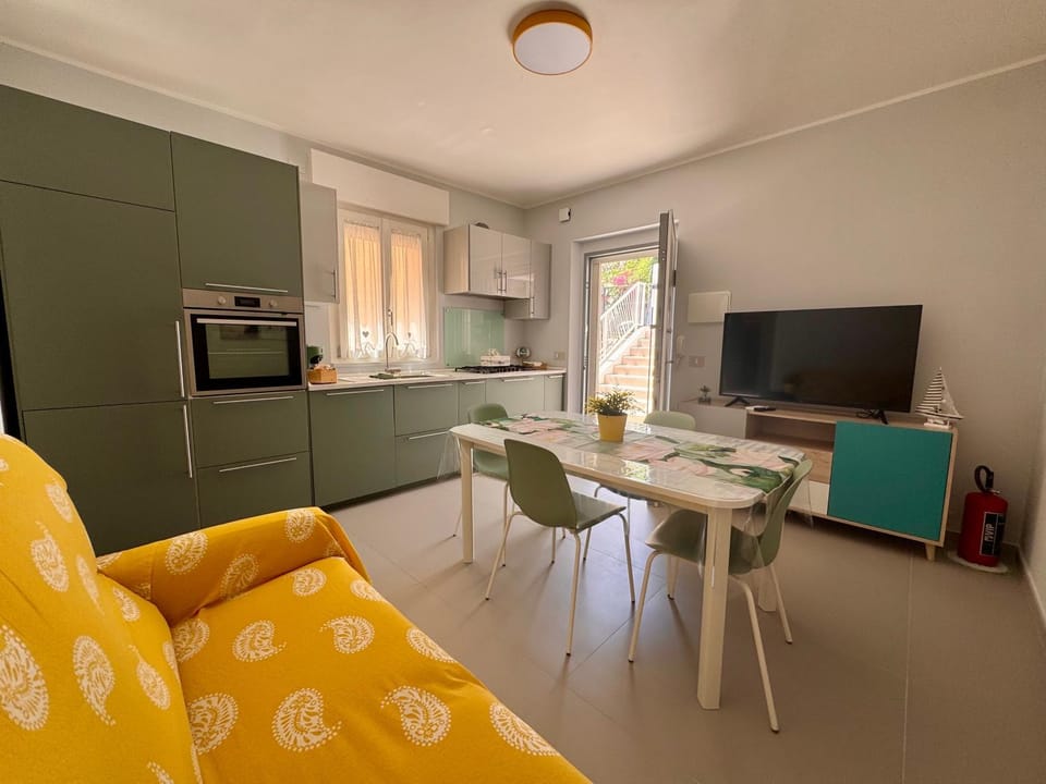 TV and multimedia, Kitchen or kitchenette, Living room, Seating area, Dining area, oven, stove