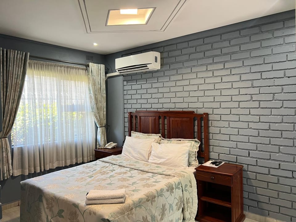 Bed, Photo of the whole room, Bedroom, air conditioner