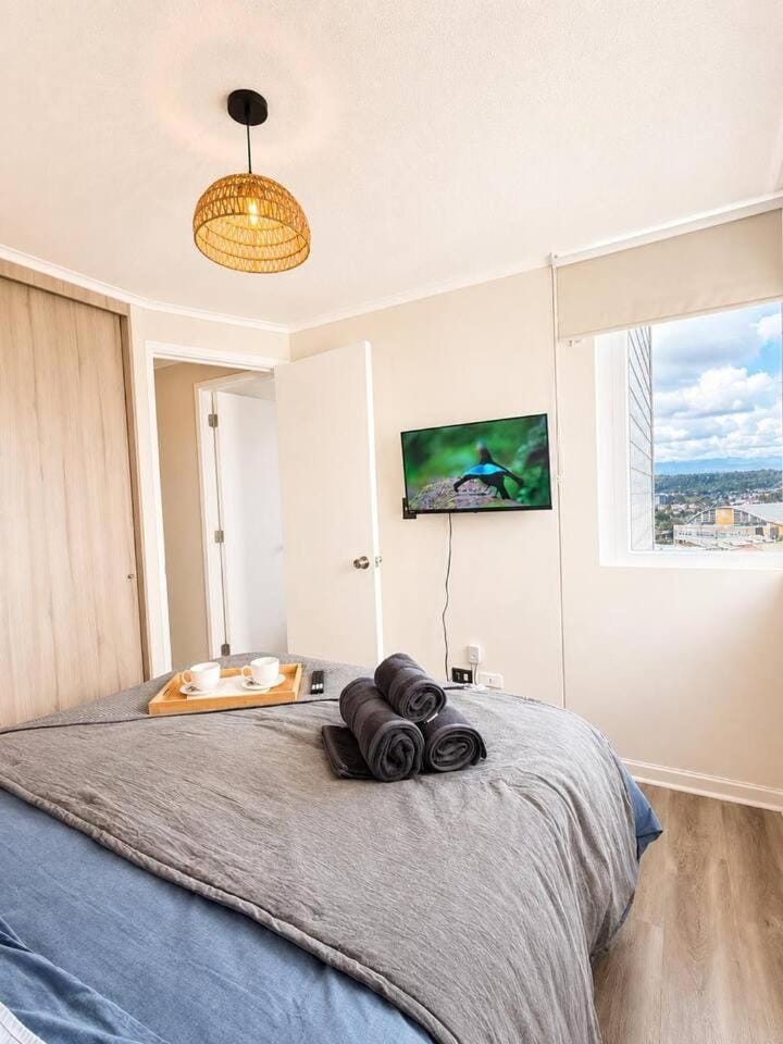 Bed, TV and multimedia, Photo of the whole room, Bedroom, towels