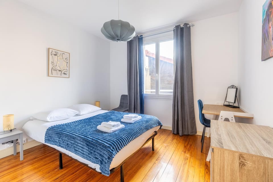 Bed, Photo of the whole room, Seating area, Bedroom, storage, towels