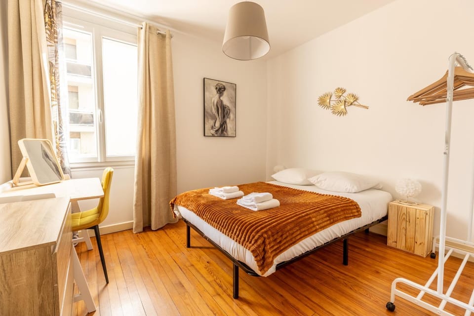 Bed, Photo of the whole room, Bedroom, storage, towels