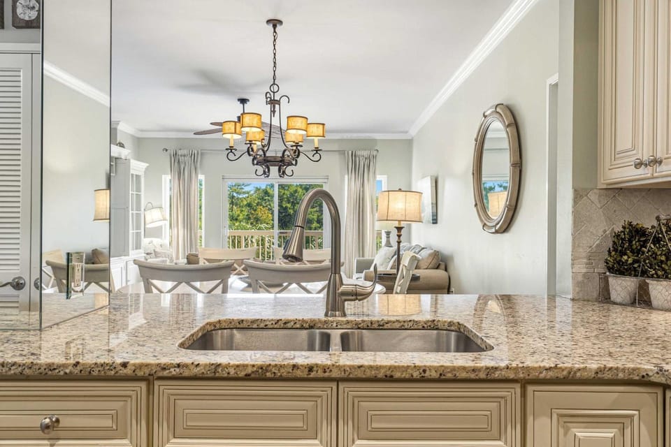 2BR condo with pool view & beach access Apartment in Miramar Beach