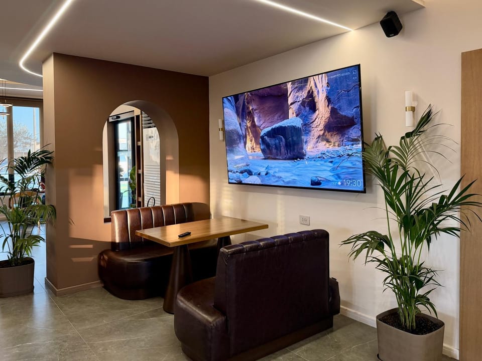 Restaurant/places to eat, Communal lounge/ TV room, TV and multimedia, Evening entertainment
