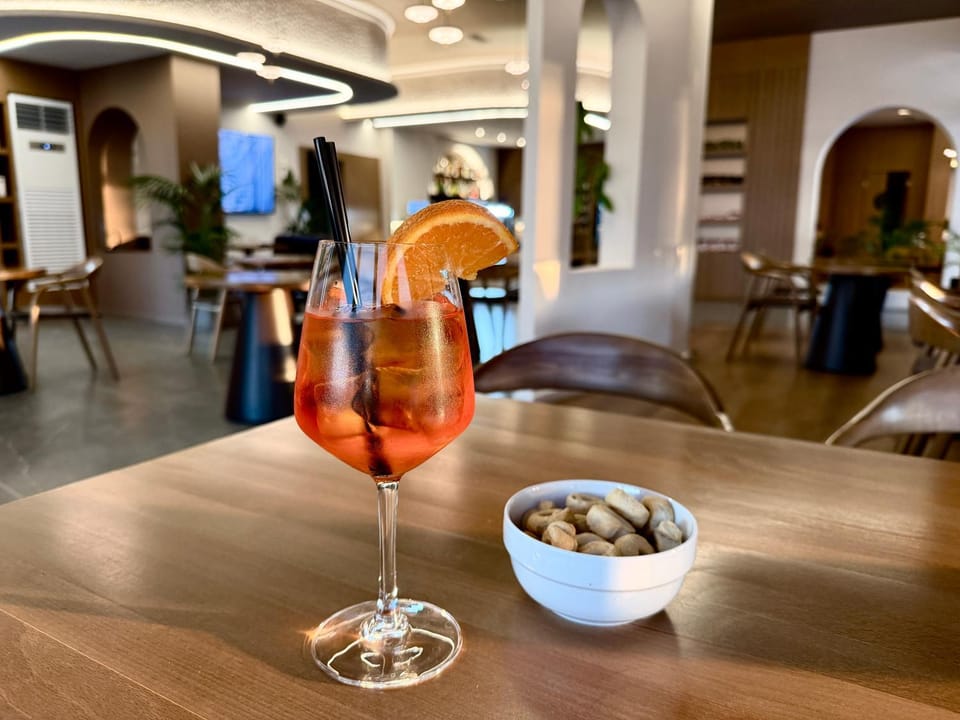 Restaurant/places to eat, Food and drinks, Alcoholic drinks