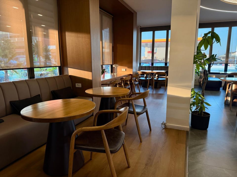 Restaurant/places to eat, Seating area