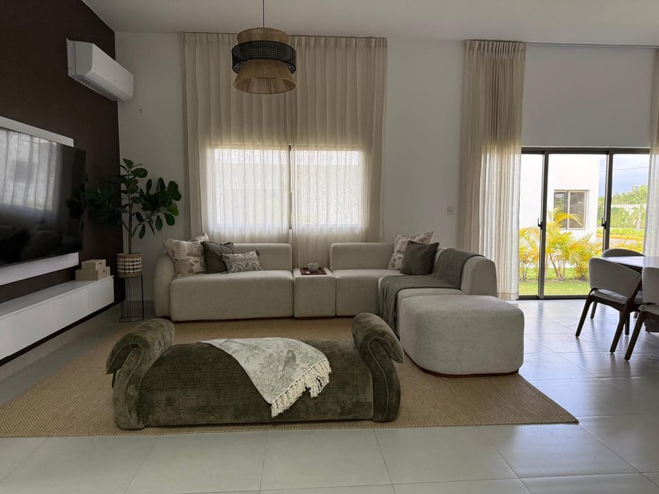 Communal lounge/ TV room, TV and multimedia, Living room, Seating area, Evening entertainment