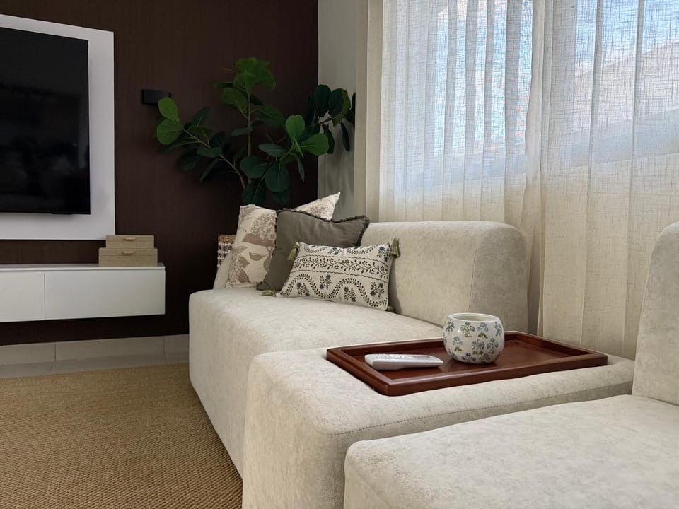 Bed, Living room, Photo of the whole room, Seating area, Bedroom