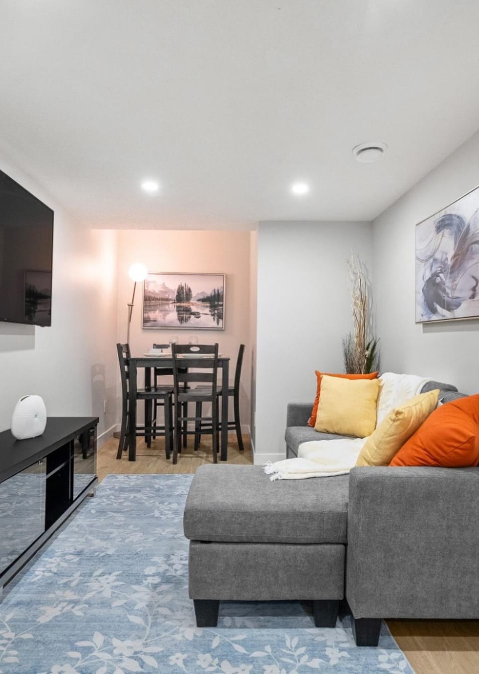 TV and multimedia, Living room, Seating area, Dining area