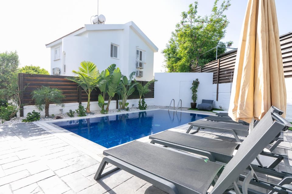 Pool view, Swimming pool, sunbed