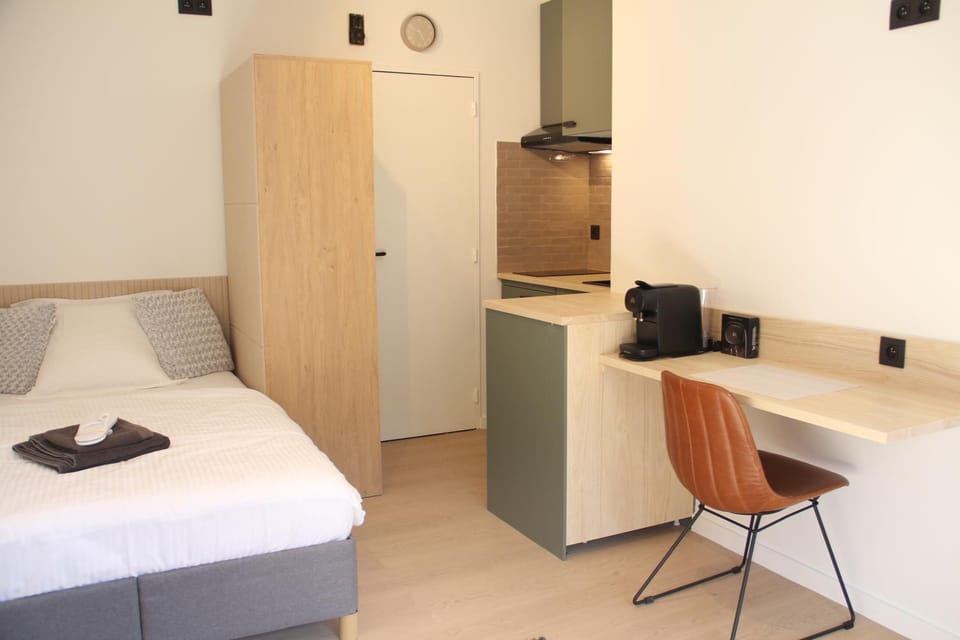 Bed, Kitchen or kitchenette, Living room, Photo of the whole room, Seating area, Dining area, Bedroom, oven, wardrobe