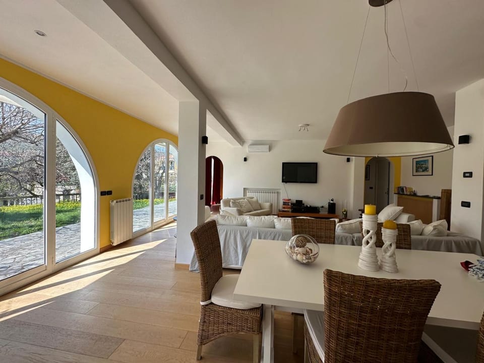 Villa al mare con giardino House in Imperia