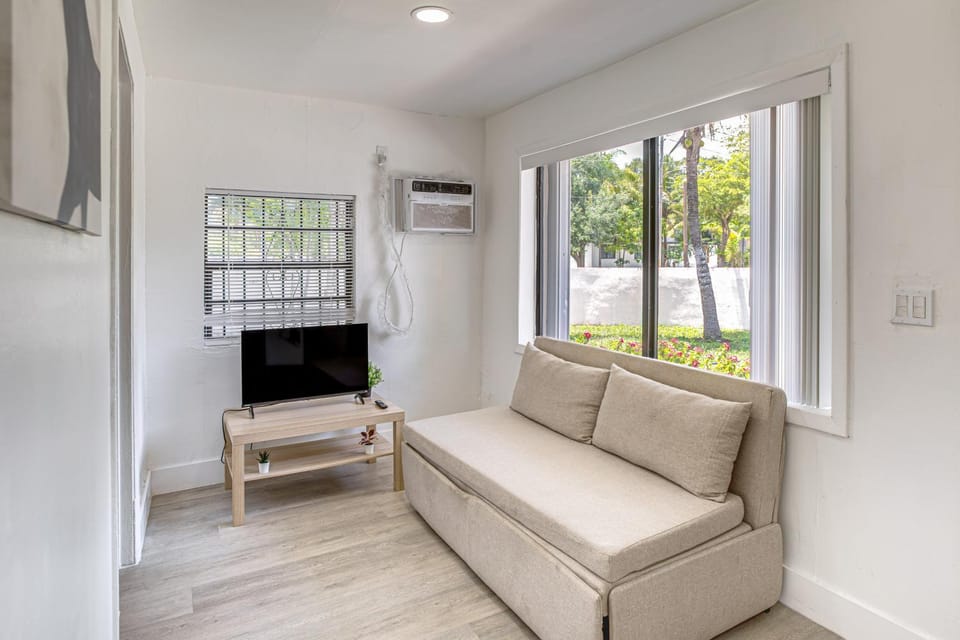 4 Mi to Surfside Beach! North Miami Apt House in Golden Glades