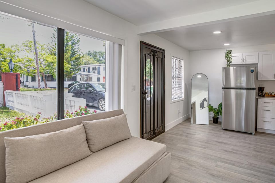 4 Mi to Surfside Beach! North Miami Apt House in Golden Glades