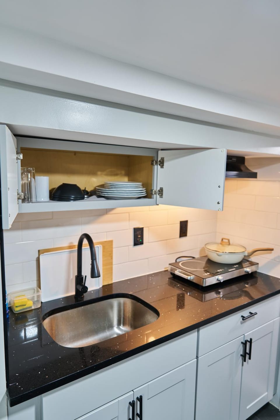 Joynest Nest - Private Entry & Bath Apartment in Hillside