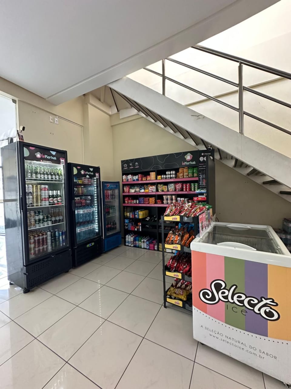 On-site shops, Food and drinks, Logo/Certificate/Sign, Shopping Area, vending machine