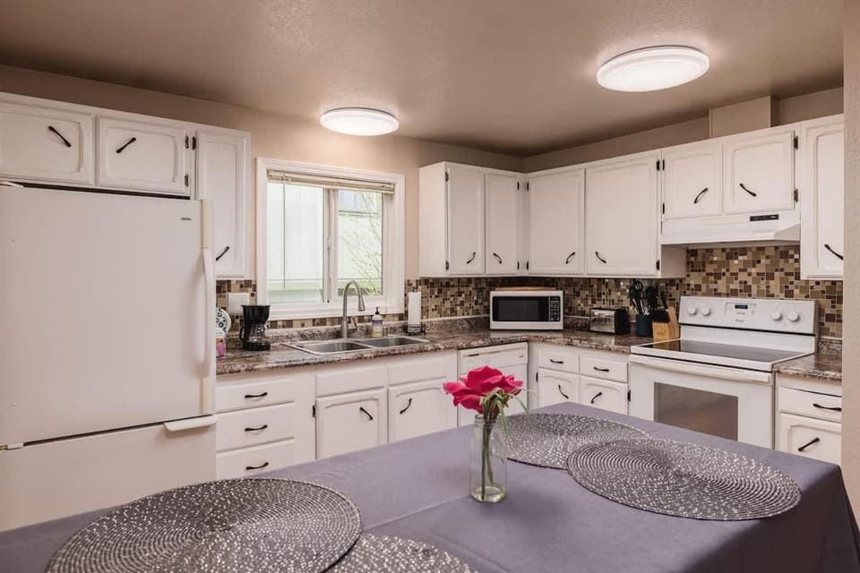 Cozy Creekside Retreat -2BR Near Airport Apartment in Anchorage